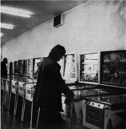 Figure 2: A Shangri-La machine in a game hall in Köln. Taken by Candida Höfer.