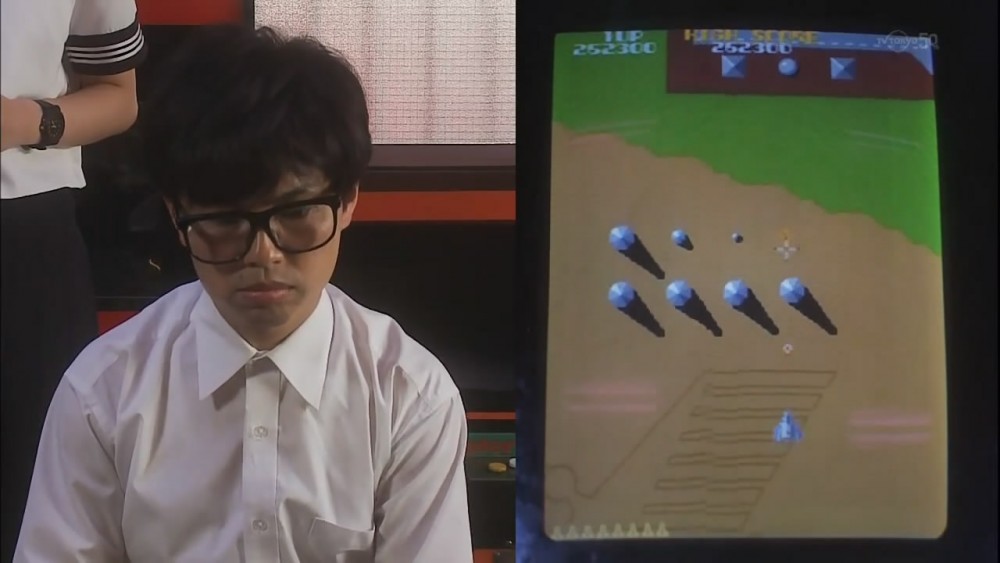 Figure 3: Screenshot from the first episode of the 2013 television series No kon kiddo: bokutachi no geemushi (No Continue Kid: Our Game History) broadcasted on TV Tokyo, a drama focusing on the history of Japanese arcades, and in which Xevious plays a central role. Taken by the author.